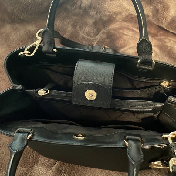 nice bag was used for a short time good condition not damaged - Picture 2 of 3